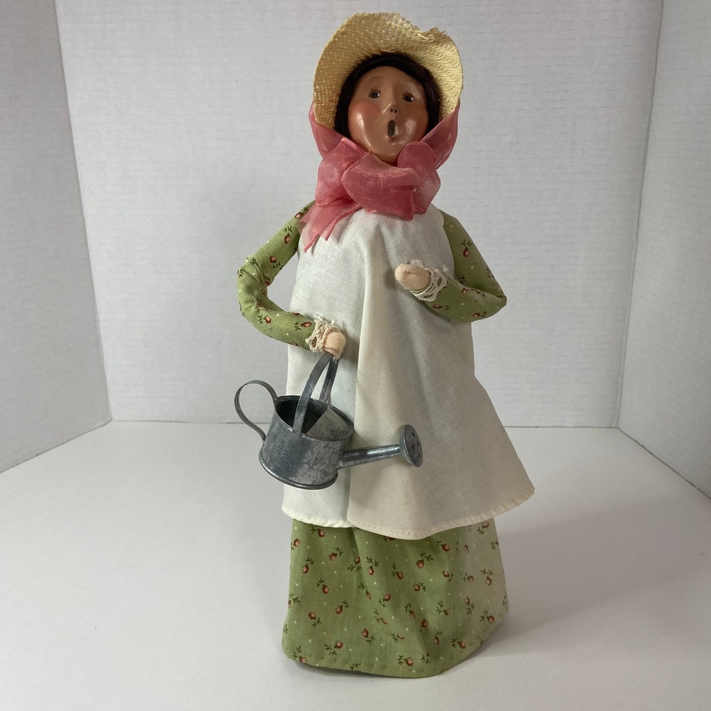 Byers Choice Caroler 2003 Woman Gardener Straw Hat Watering Can Green Floral